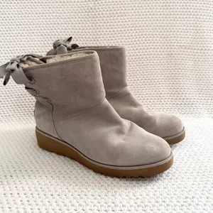 UGG Light Grey Bow Lace Back Drew Perforated Sunshine Ankle Wedge Boots 8.5 thumbnail 2