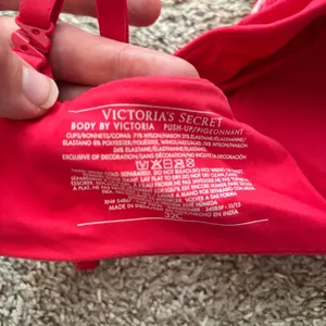 Victoria’s Secret Body By Victoria Push Up Bra Size 32C Red Lace Valentines thumbnail 4