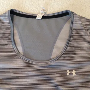 ‎Under Armour heat gear semi fitted gray stripe top S thumbnail 2