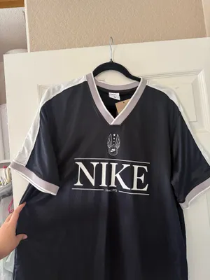 BNWT Women’s Nike V-Neck Jersey Top thumbnail 3
