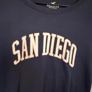 Hollister San Diego Graphic Crop Tee Navy Blue Baby Tee thumbnail 3