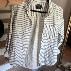 Abercrombie & Fitch sz medium 100% cotton chambray button up thumbnail 1