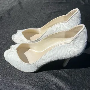 🤍 NWOT David’s Bridal Size 8.5 Layla White Peep Toe Pumps Heels 🤍 thumbnail 20