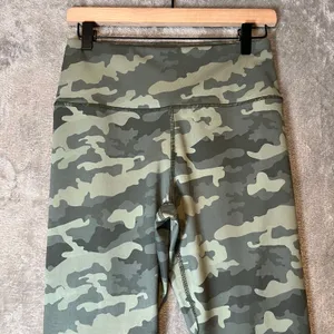 Thrive Societe Women’s Printed 7/8 Leggings Size Large‎ Camo Green New thumbnail 2