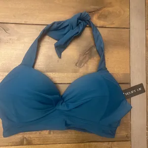 Tempt Me Blue halter‎ Bikini Top Medium full coverage cup NEW twist front swim thumbnail 1