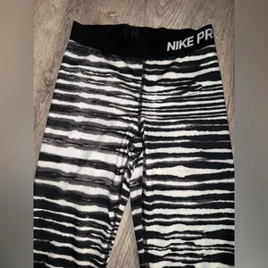 Nike Pro Women's Small Capri Length Compression Athletic Leggings Tiger Striped thumbnail 2