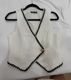 SHEIN White Textured V-Neck Sleeveless Vest with Black Braid Trim thumbnail 1