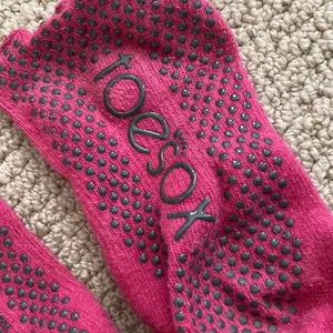 Toesox Half Toe Bellarina Grip Socks Size Medium Dark Pink Barre Pilates EUC thumbnail 6