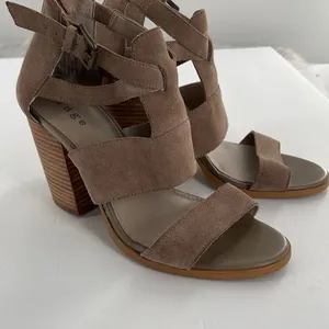 Hinge size 7.5 taupe leather zipper back 4” heeled sandals. thumbnail 2