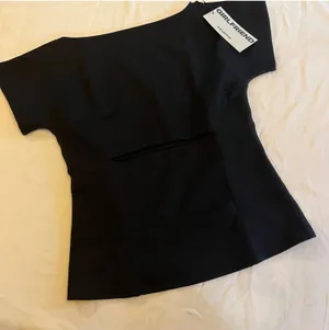 New Girlfriend Collective Bea Cutout Baby T Open Slit Front Active Top Black XL thumbnail 1