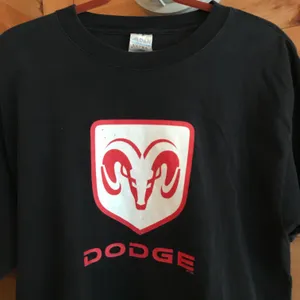 Gildan AMAZING BLACK/RED/WHITE DODGE RAM LOGO GRAPHIC TEE thumbnail 2