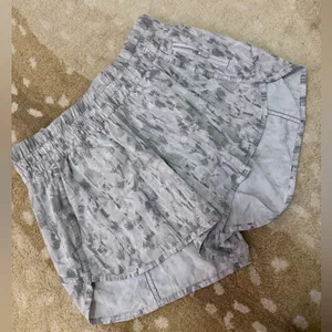 Lululemon Athletica Tracker Short V 4" in City Breeze Alpine White Multi size 10 thumbnail 3