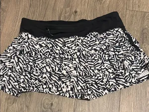 Lululemon Women's Black & White Patterned Active Skort size 8 thumbnail 1