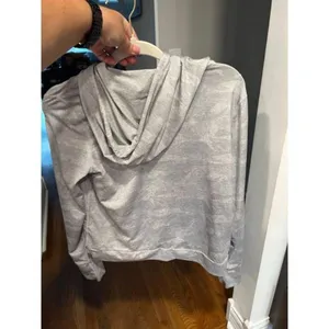 Vuori Halo Essential Dream Knit Hoodie Sweatshirt Light Gray Camo Crop small thumbnail 3