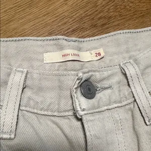 Levi's Women's High Loose Jeans in Mushrooms Grey‎ Size 28 thumbnail 2