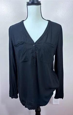 Old Navy Black Rayon Utility Blouse V-Neck Breezy Long Sleeve Sz M Dual Pocket thumbnail 1