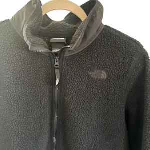 The North Face Women's Black Fleece Jacket thumbnail 3