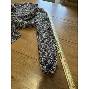 Old Navy Women Sz Small Leopard Print Popover Top Long‎ Sleeve Lightweight Shirt thumbnail 7