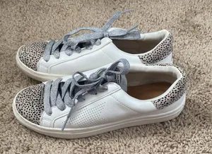Universal Threads star sneaker with leopard print and silver laces thumbnail 3