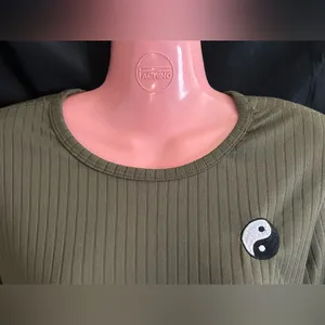 Love Streak Women’s Olive Green Yin Yang Long Sleeve Ribbed Crop Top SZ LG thumbnail 5