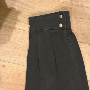 Zara green slouchy Cropped Pants with Gold running‎ down side 2 thumbnail 3