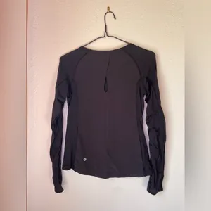 Lululemon Vented Black Stripe Long Sleeve Top size 8 with monkey thumbs​​​ thumbnail 4