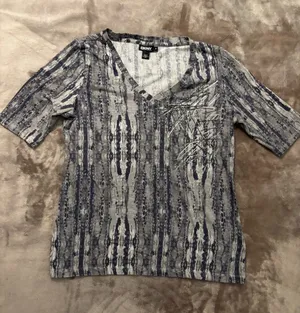 DKNY Top Women’s Size M Gray & White Pattern V‑Neck Tee with Beaded Embroidery thumbnail 1