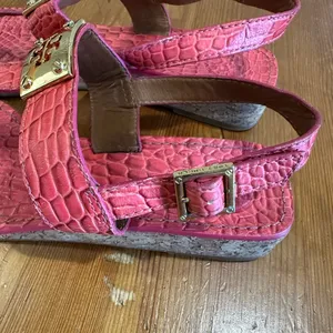 Tory Burch Pink and Brown Croc-Embossed sándals thumbnail 9