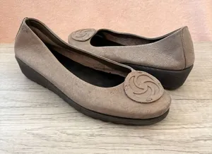 The Flexx Bon Bon Metallic Warm Gray Medallion Toe 1.5" Wedge Ballet Pump 7.5 thumbnail 1