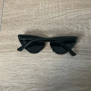 Black cat eye sunglasses thumbnail 2
