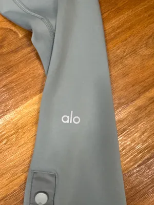 Alo Yoga thumbnail 2