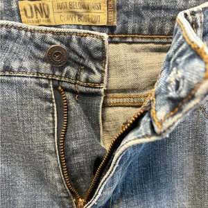Old Navy Women’s Curvy Bootcut Stretch Slight Distressed Pocket Jeans | 14Short thumbnail 4