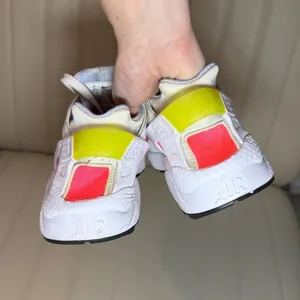 Nike Air Huarache Sneakers Size 8 White Neon Pink Volt Retro Running Shoes thumbnail 5