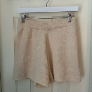 cream knit shorts Size L thumbnail 1