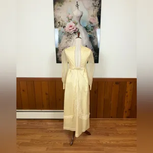 Gorgeous Vintage 1960s Ivory Sheath Wedding Gown thumbnail 8
