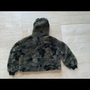 Forever 21 green faux fur camo crop hooded sweater small‎ thumbnail 4