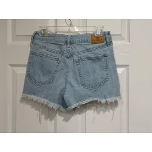 Hollister Ultra High-Rise‎ Mom Shorts Light Wash Distressed Denim W28 Size 6 thumbnail 3
