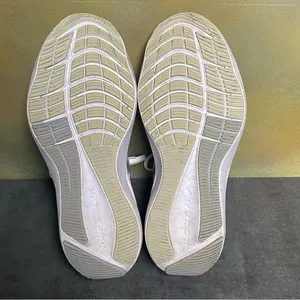 Nike Air Zoom Winflo 8 Women's Grey / White / Violet Sneakers Size 9 thumbnail 16
