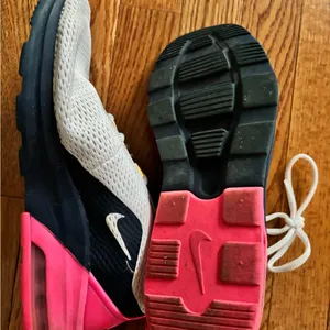 Nike Women’s AirMax Motion 2 Sneakers White Blue Pink thumbnail 4