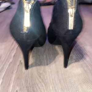 Mari A zip up ankle heel suede bootie - Black. Size 8 NWOB thumbnail 4