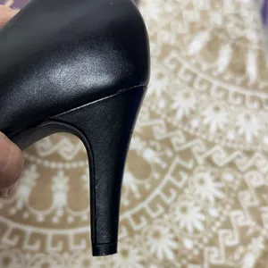 Clarks Women's Classic Black Leather Pumps thumbnail 9