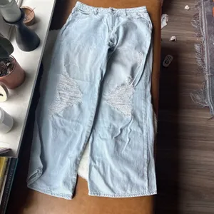 Forever 21 90s Fit Light Wash Distressed Wide Leg Jeans Size 30 Blue‎ Baggy thumbnail 4