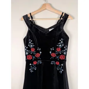 Francesca's Black Velvet Floral Embroidered‎ Cold Shoulder Mini Dress Small thumbnail 3