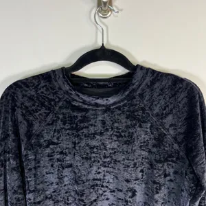 Lululemon Black Crushed Velvet Crewneck Sweatshirt Raglan Sleeve Pullover‎ rare thumbnail 2