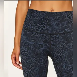 Lululemon Wunder Under Hi-Rise 1/2 Tight *Full-On Luxtreme 17 size 4 thumbnail 2