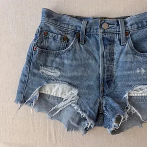 Levi's 501 High Rise Cutoff Denim Shorts Womens 25 Blue Distressed Raw Hem‎ thumbnail 5