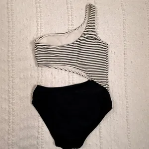 Abercrombie & Fitch Womens One Shoulder Striped Cutout One Piece Swimsuit Small thumbnail 2