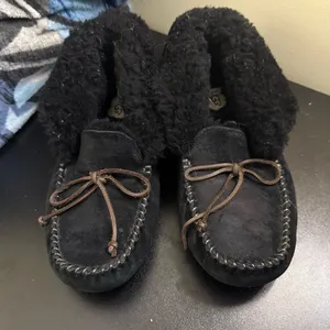 UGG Alena Black Fur Suede Slippers Womens Size 9 thumbnail 2