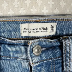 Abercrombie & Fitch‎ Curve Love Ultra High Rise Ankle Straight Jeans thumbnail 2