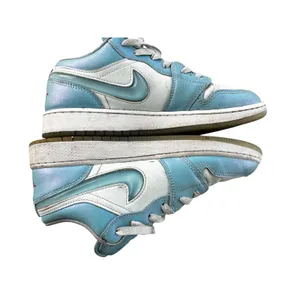 Jordan Air 1 Low GS 7Y 8.5W Glacier Blue White‎ Iridescent Sneakers FN7366-400 thumbnail 6